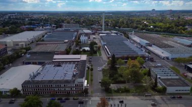 Berlin 'de E-car E-Mobilite Mercedes-Benz Daimler fabrikaları ve depoları olan sanayi bölgesi. rotasyon pan 'dan sağ drona 