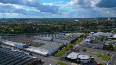 Berlin 'de E-car E-Mobilite Mercedes-Benz Daimler fabrikaları ve depoları olan sanayi bölgesi. panorama genel görünüm dronu 