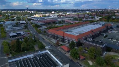 Berlin, Almanya 'daki elektrikli araba hareketli Mercedes Benz Dijital Fabrika Kampüsü binasının hava görüntüsü. geniş yörünge görünümü dronu 