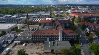 Endüstriyel park, tarihi Mercedes Benz. Berlin, Almanya 'daki en eski üretim fabrikası. Hız rampası hiper hareket zamanı hızlandırılmış panorama genel görünüm dronu 