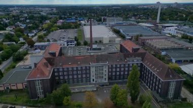 Endüstriyel park, tarihi Mercedes Benz. Berlin, Almanya 'daki en eski üretim fabrikası. Hız rampası hiper hareket hızlandırılmış daire drone görüntüsü 