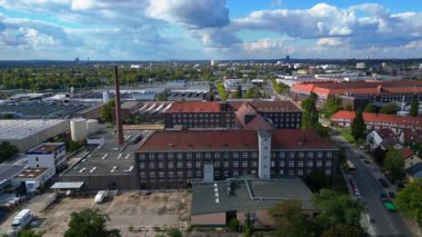 Endüstriyel park, tarihi Mercedes Benz. Berlin, Almanya 'daki en eski üretim fabrikası. Fantastik hava manzaralı uçuş dronu yükseliyor. 