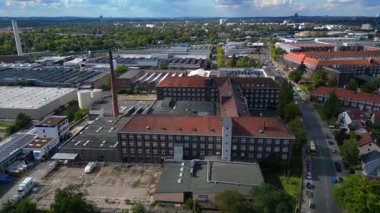 Endüstriyel park, tarihi Mercedes Benz. Berlin, Almanya 'daki en eski üretim fabrikası. Dramatik hava görüntüsü uçuş panorama yörünge dronu 