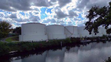 Petrol ürünleri depolama siloları ve konteynırları için Depo 'nun tahrip ve kullanımdan kaldırılması. Petrol ve gaz ürünleri taşıyan endüstriyel depolama tankları. İHA yükseliyor 