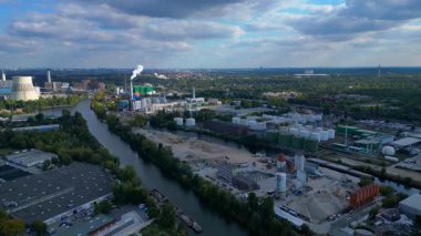 Spree nehrinin yanında depolama tankları olan Berlin biyogaz tesisi yenilenebilir enerji üretiyor. Hız rampası hiper hareket zaman aşımına uğramış İHA 'lar 