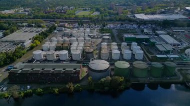 Spree nehrinin yanında depolama tankları olan Berlin biyogaz tesisi yenilenebilir enerji üretiyor. Hız rampası hiper hareket zamanı hızlandırılmış panorama yörünge dronu 