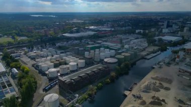 Spree nehrinin yanında depolama tankları olan Berlin biyogaz tesisi yenilenebilir enerji üretiyor. Hız rampası hiper hareket zaman aşımı geniş yörünge genel bakış İHA 