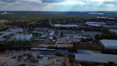 Spree nehrinin yanında depolama tankları olan Berlin biyogaz tesisi yenilenebilir enerji üretiyor. statik üç ayaklı insansız hava aracı 