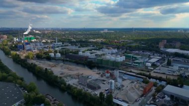 Spree nehrinin yanında depolama tankları olan Berlin biyogaz tesisi yenilenebilir enerji üretiyor. rotasyon tavası sol drona 