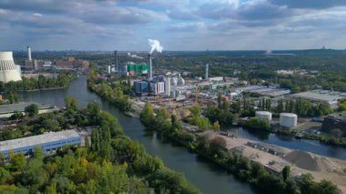 Spree nehrinin yanında depolama tankları olan Berlin biyogaz tesisi yenilenebilir enerji üretiyor. panorama genel görünüm dronu 