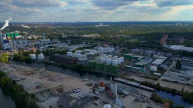 Spree nehrinin yanında depolama tankları olan Berlin biyogaz tesisi yenilenebilir enerji üretiyor. Ters İHA uçuşu 