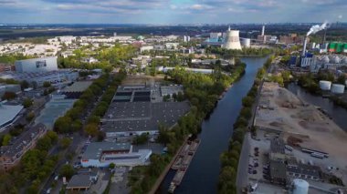 Spree nehrinin yanında depolama tankları olan Berlin biyogaz tesisi yenilenebilir enerji üretiyor. rotasyon pan 'dan sağ drona 