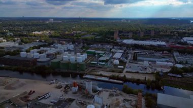 Spree nehrinin yanında depolama tankları olan Berlin biyogaz tesisi yenilenebilir enerji üretiyor. Yukarıdan drone atışı 