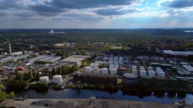 Spree nehrinin yanında depolama tankları olan Berlin biyogaz tesisi yenilenebilir enerji üretiyor. rotasyon tavası sol drona 