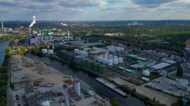 Spree nehrinin yanında depolama tankları olan Berlin biyogaz tesisi yenilenebilir enerji üretiyor. panorama yörünge dronu 