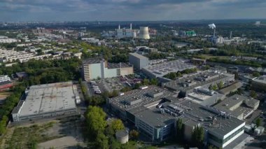 Berlin Spandau, Almanya 'daki BMW Motor fabrikasının hava manzarası. Hız rampası hiper hareket zaman aşımı geniş yörünge genel bakış İHA 