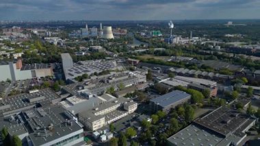 Fabrikaları, büyük bir enerji santrali ve nehir kenarındaki depolama tankları olan sanayi bölgesi. rotasyon pan 'dan sağ drona 