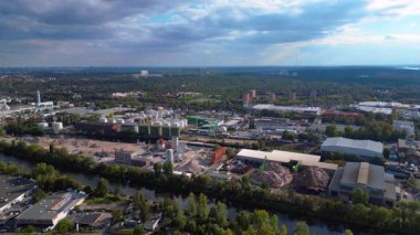 Fabrikaları, büyük bir enerji santrali ve nehir kenarındaki depolama tankları olan sanayi bölgesi. statik üç ayaklı insansız hava aracı 