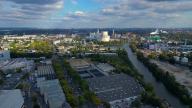 Fabrikaları, büyük bir enerji santrali ve nehir kenarındaki depolama tankları olan sanayi bölgesi. rotasyon tavası sol drona 