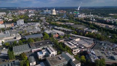 Berlin Spandau, Almanya 'daki BMW Motor fabrikasının hava manzarası. panorama genel görünüm dronu 