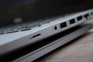 Ses için usb ve aux portlarını gösteren bilgisayarın sol tarafı