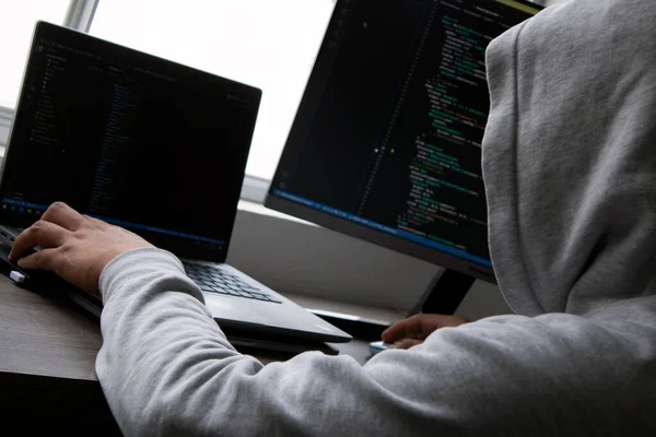 Hacker Arbeiten Einem Programmiercode Vor Dem Fenster Gekleidet Mit Kapuze — Stockfoto