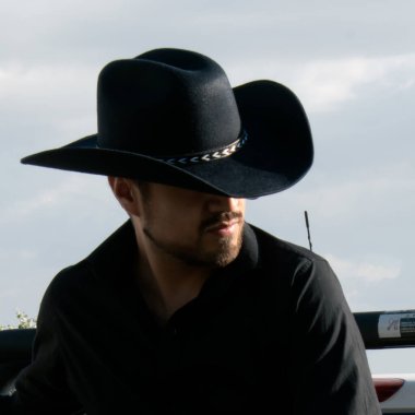 Kovboy gün batımına doğru gidiyor