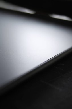 Siyah üzerine temiz desenli arkaplan