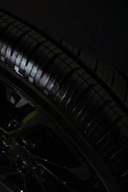 araba tekerlek üzerinde siyah bir arka plan
