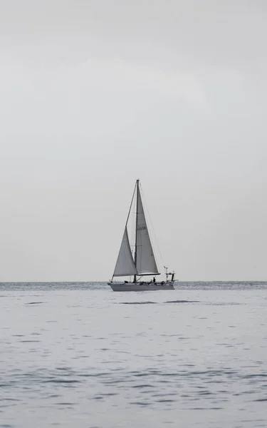Zeilboot Aan Middellandse Zee Een Bewolkte Grijze Dag — Stockfoto