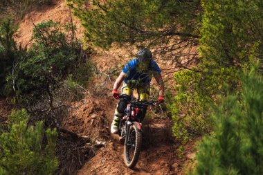 İz süren motosikletli tanınmayan bir adam, off road oynuyor. Doğanın dublörü.