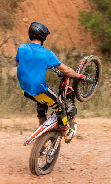 Cavaleiro Rodas Com Cruzamento Moto Use Capacete Proteções Natureza — Fotografia de Stock