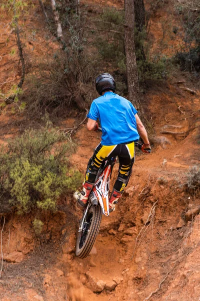 Man Med Trail Motorcykel Spelar Freestyle Stunt Ryttare Road Naturen — Stockfoto
