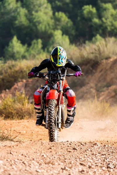 Criança Moto Motocross Vestida Com Fato Protecção Capacete Estrada Natureza — Fotografia de Stock