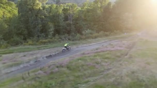 Dron Point View Sunset Extreme Motocross Rider Fast Jumping Racetrack — Stock video