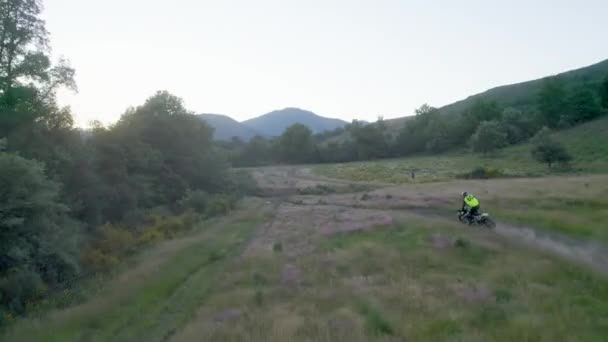Dron Point View Extreme Motocross Biker Fast Jumping Racetrack — Vídeo de Stock