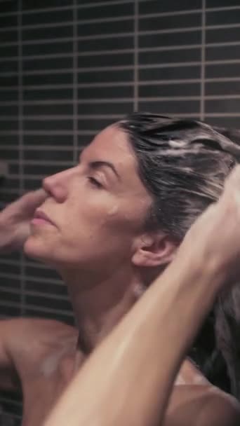 Ταινία Κάθετη Γυμνή Ξανθιά Γυναίκα Σαπουνίζοντας Μαλλιά Της Στο Ντους — Αρχείο Βίντεο