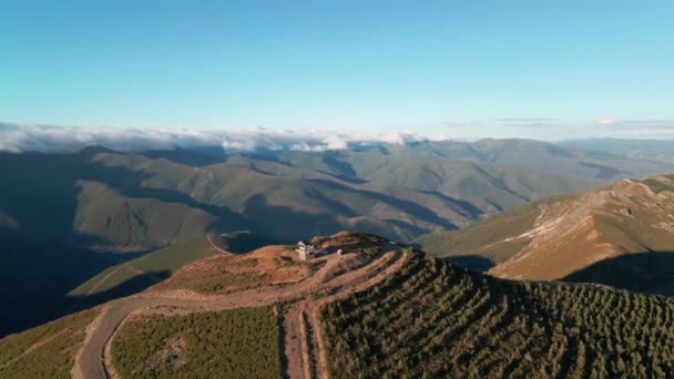 Aerial Drone View Mountains Refuge Top Sundown Light Pull Back — Αρχείο Βίντεο