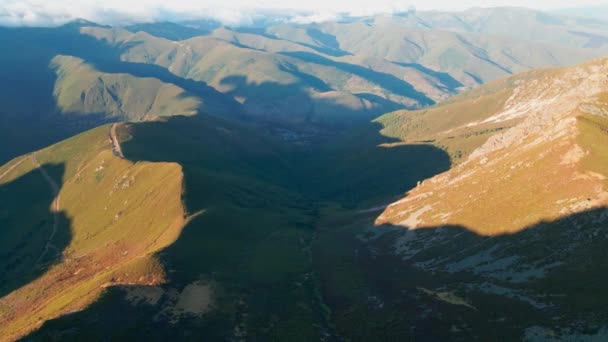 Hava Aracı Görkemli Dağların Üzerinde Gün Batımı Işığı Ancare Spanya — Stok video