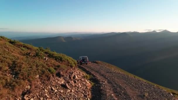 Vue Aérienne Voiture 4X4 Traversant Route Montagne Coucher Soleil — Video