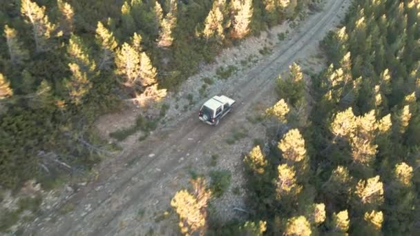 Aerial View 4X4 Car Driving Forest Road Middle Mountains Sundown — Αρχείο Βίντεο