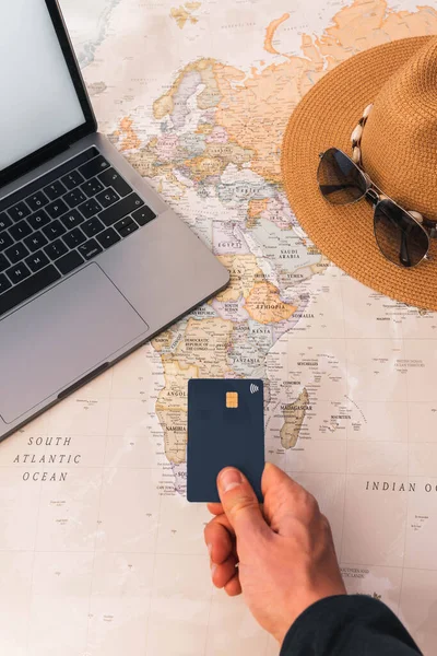 Unbekannter Benutzt Laptop Bezahlt Mit Kreditkarte Hut Und Sonnenbrille — Stockfoto