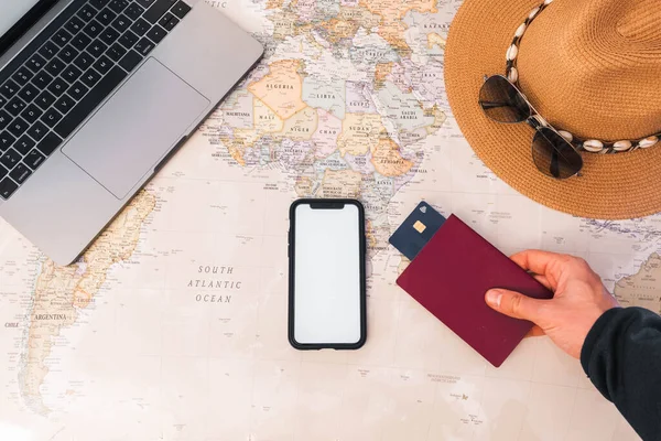 Unbekannter Erbeutet Reisepass Mit Kreditkarte Und Smartphone Mit Weißem Bildschirm — Stockfoto