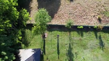 4k, doğanın ortasındaki bir komploda insanın yukarıdan görüntüsü ya da kafa üstü düşüşü..