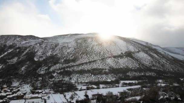 Zimní Drone Záběry Sněhu Města Horské Krajiny Ancares Španělsko Pod — Stock video