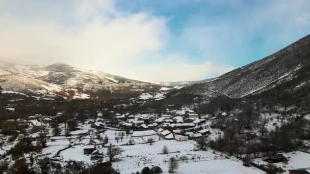 Zimní Drone Záběry Sněhu Město Hory Krajina Ancares Španělsko Pod — Stock video