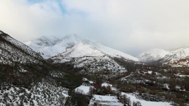 Zimní Drone Záběry Sněhové Horské Krajiny Ancares Španělsko Pod Modrou — Stock video