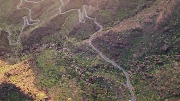 Πλάνα Από Drone View Ηλιοβασίλεμα Βουνό Και Δρόμος Καμπύλες Στη — Αρχείο Βίντεο