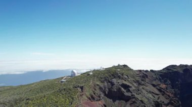 La Palma, Kanarya Adaları 'ndaki Roque de los Muchachos Astrofizik Gözlemevi 4k drone görüntüsü. Güneşli bir günde bulutların üzerinde