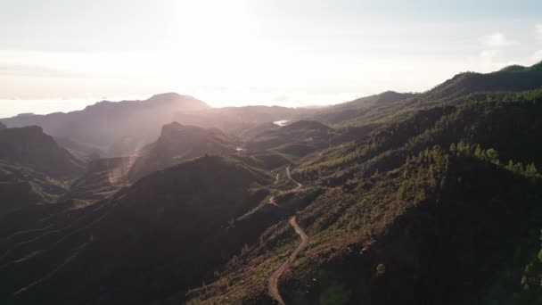 Hava Aracının Günbatımının Görüntüsü Dağların Manzarası Ortasında Kıvrımlar Olan Bir — Stok video
